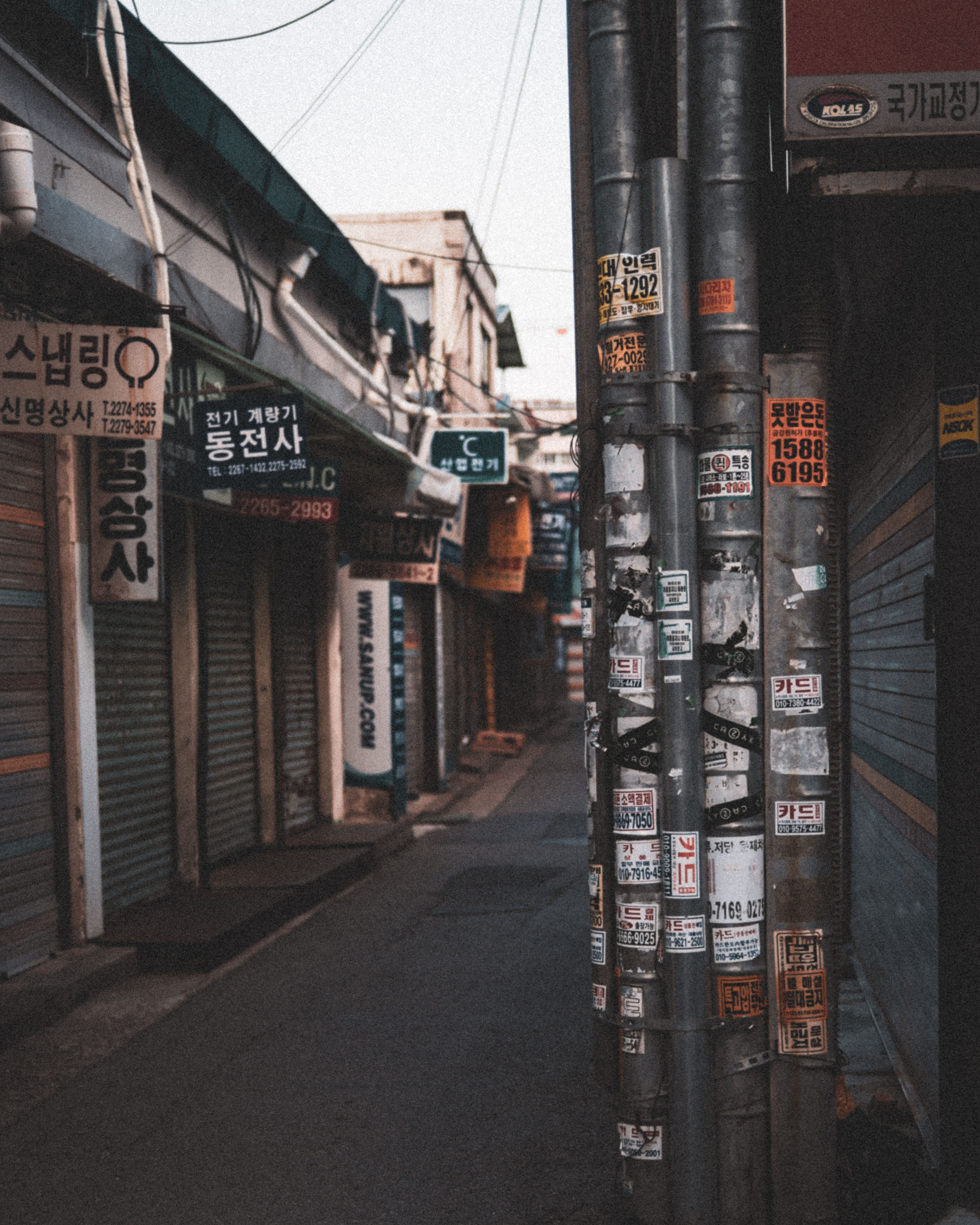 사진을 찍을 때마다 어쩐지 자꾸 골목과 후미진 곳들을 찾게 된다. 오래된 골목들. 그곳에 내 삶의 원류가 있어서일까?