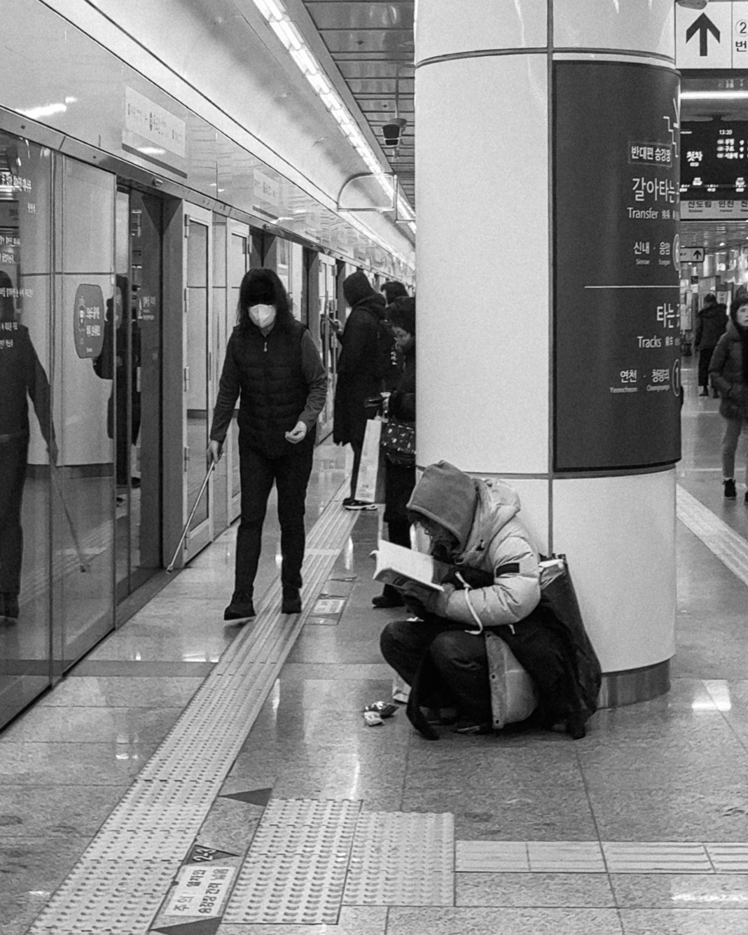 지하철 승강장 앞에서 열심히 책을 읽던 사람. 나는 저런 열정이 있나 하는 생각이 들 정도로 한편으로는 존경심이 들었다.