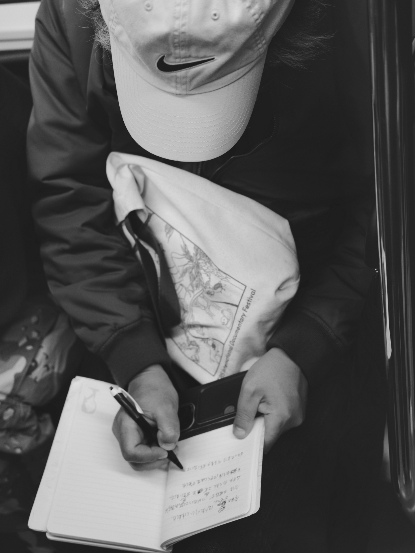 지하철에서 열심히 메모하는 모습. 언제나 골몰하고 몰입하고 사색에 빠진 사람들이 흥미롭게 다가온다.