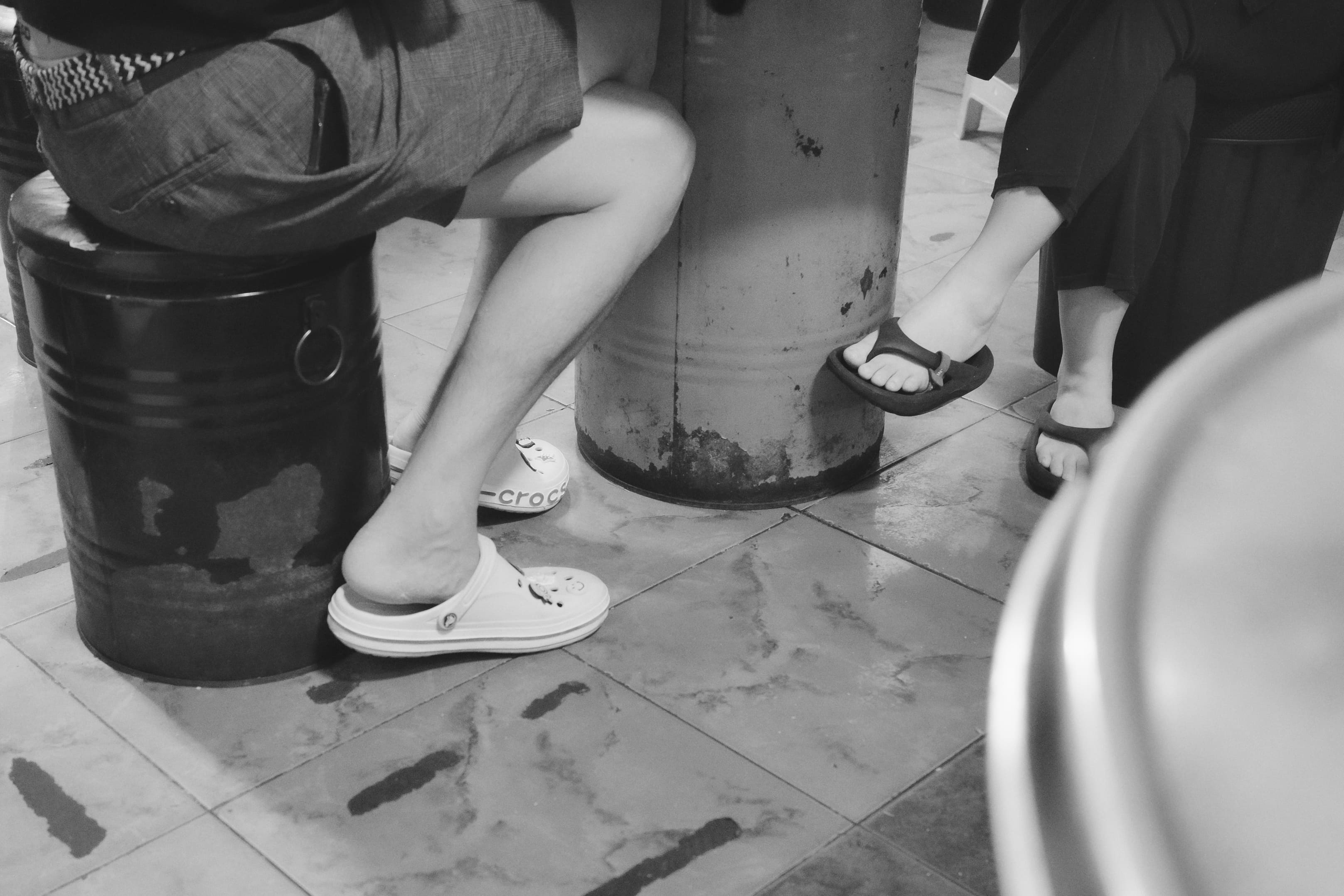 끊임없이 이어지는 술자리 속 대화들. 밤이 지나면 모두 잊힐 말들을 열정적으로 토해내는 사람들.