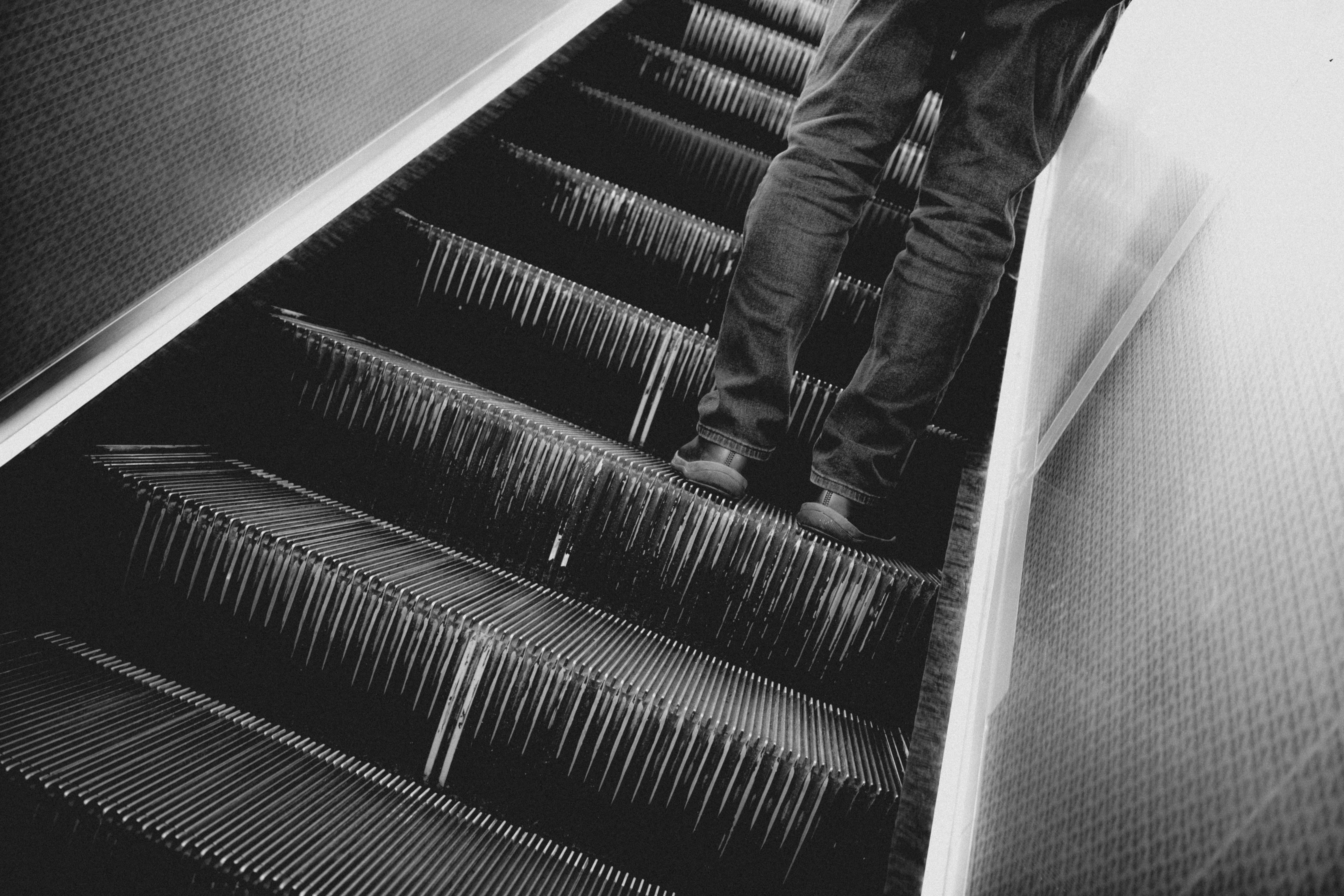 모두가 어디로 그렇게 급하게 가야만 하는 걸까. 도대체 알 수가 없는 바쁨이 도처에 널려 있다. 마치 당연하다는 듯.