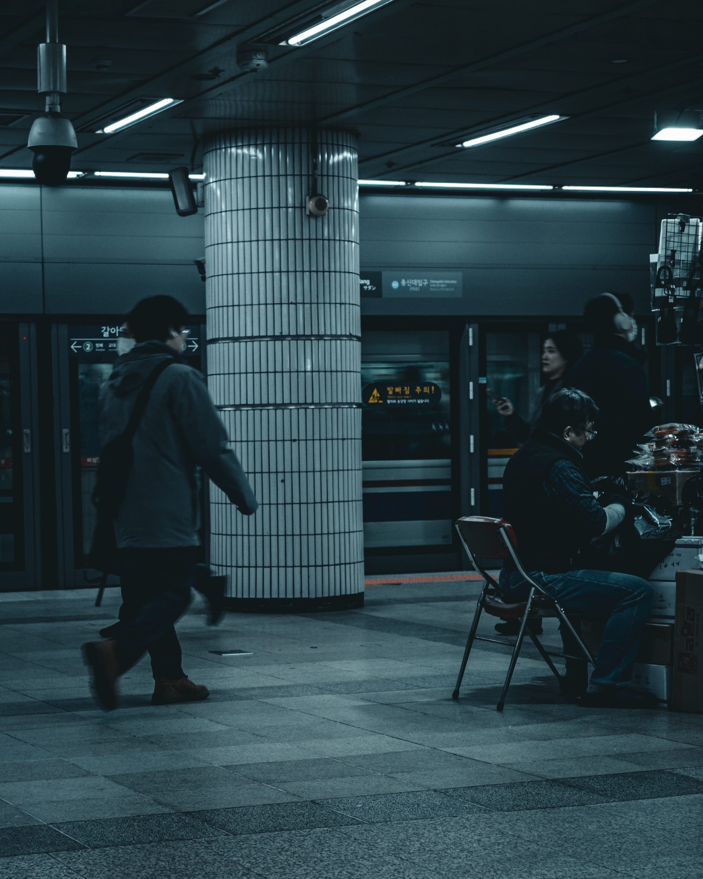 역사 안 또한 또다른 사회, 또다른 골목.